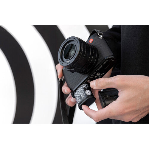 Leica Q2 Digital Camera Traveler Kit