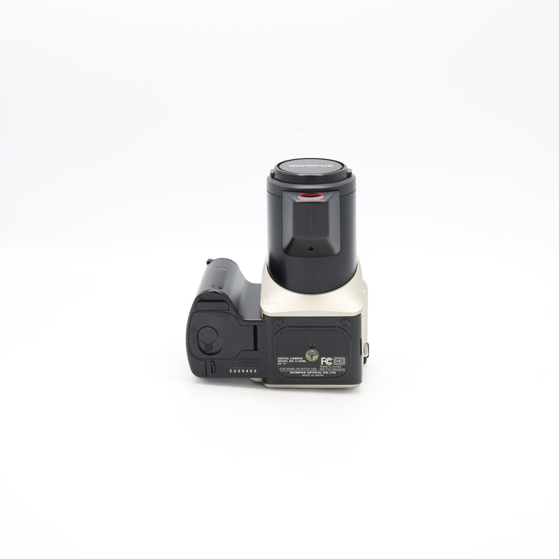 Olympus Camedia C-2500L Digital Camera with 9.2-28mm f/2.8-3.9 zoom le
